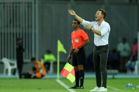 مفاجأة يايسله للكلاسيكو.. استبعاد أجنبي من قائمة الأهلي أمام الهلال 