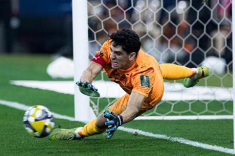 ياسين بونو يقود الهلال للفوز على الأهلي وبلوغ نهائي كأس السعودية 