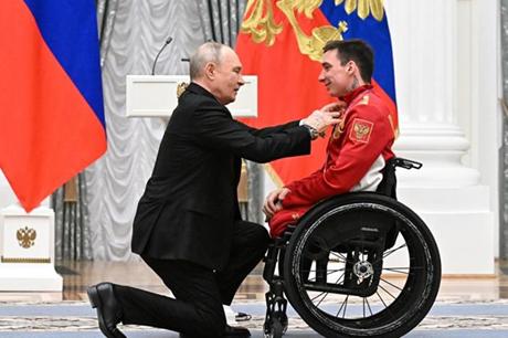 بوتين يجثو على ركبته لتكريم البطل البارالمبي إيفان غولوبكوف بوسام الصداقة 