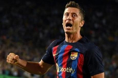 ليفاندوفسكي يَرفض الاستسلام للإصابة مع برشلونة 