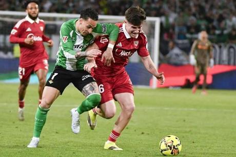 إشبيلية يتعادل مع بيتيس بالدوري الإسباني 