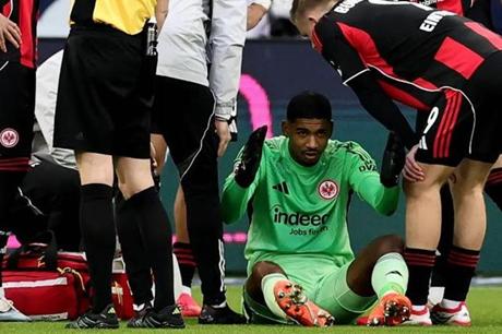 الإصابة تغيّب سانتوس حارس فرنكفورت لأسابيع 