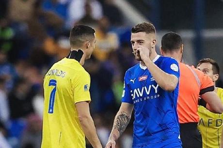 نجم الهلال السعودي يحصل على جائزة "الكرة الذهبية" من صربيا 