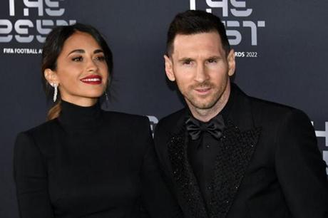 ميسي وزوجته يحولان منزلهما في ميامي إلى متحف غريب 