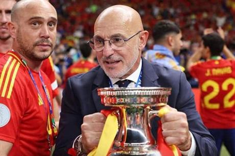 دي لا فوينتي سعيد بترشيح إسبانيا للتتويج باللقب 