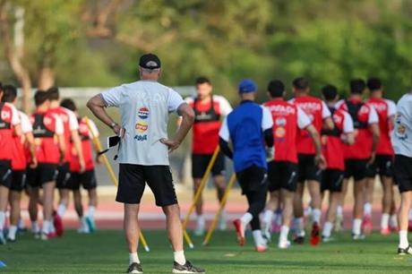 مدرب العراق يبعد لاعبيه عن أخبار النزاع في الشرق الأوسط 