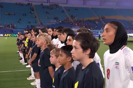 رد فعل اللاعبات الإيرانيات أثناء عزف النشيد الوطني في كأس آسيا 