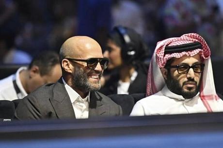 من هوليوود إلى الحلبة ستاثام يدخل على خط نزالات الوزن الثقيل 