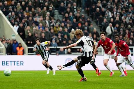 نيوكاسل يخطف فوزاً قاتلاً من مانشستر يونايتد 