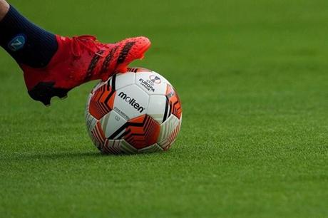 لاعب يتعرض للطعن في من شقيق خصمه داخل ملعب لكرة القدم 