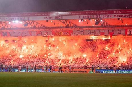 غرامة تاريخية على فريق ألماني بسبب الألعاب النارية 