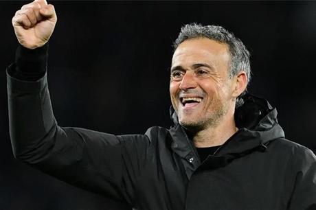 باريس سان جيرمان يقترب من تمديد عقد لويس انريكي 