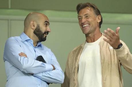 مفاوضات وفرصة لرد الاعتبار.. الركراكي ورينارد على رادار غانا قبل المونديال 