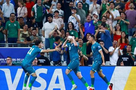 رئيس "الفيفا" يوجه رسالة لمنتخب العراق بعد تأهله لكأس العالم 