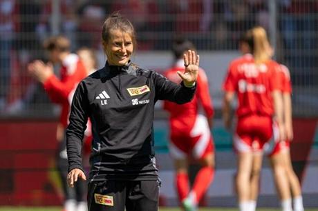 أول مدربة في الدوريات الكبرى تواجه موجة انتقادات.. والنادي يتدخل 