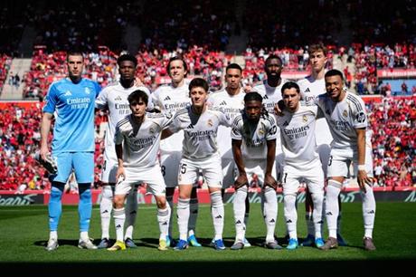 حقيقة الصورة المتداولة.. صلاة نجوم ريال مدريد المسلمين قبل مواجهة بايرن ميونخ بين الواقع والتزييف 