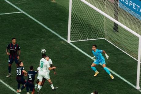 الأهلي السعودي بعشرة لاعبين يتخطى جوهر دار التعظيم ويبلغ نصف نهائي دوري أبطال آسيا للنخبة 