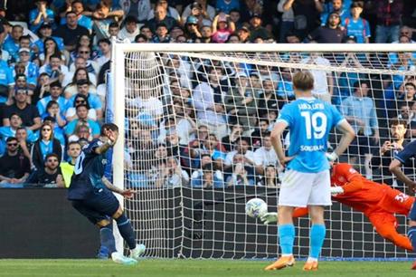 لاتسيو يهزم نابولي ويقرب إنتر ميلان من لقب الدوري الإيطالي 