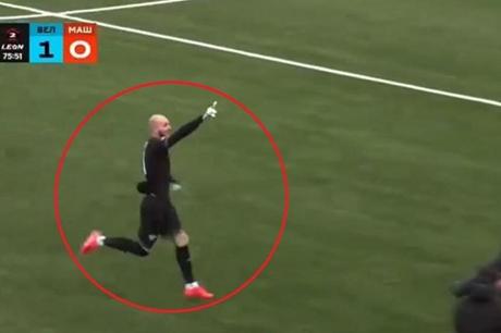 من مسافة 100 متر.. حارس مرمى يسجل هدفا رائعا ويخرج من الملعب للاحتفال مع والدته 