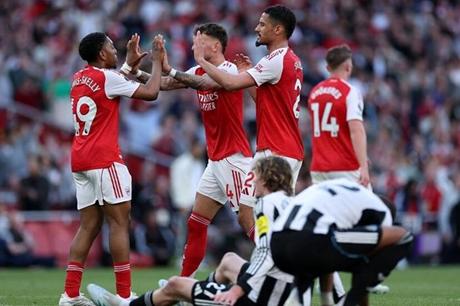 أرسنال يهزم نيوكاسل ويستعيد صدارة الدوري 