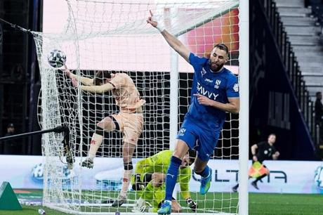 الهلال يمطر شباك الخلود بالأهداف نصفها لبنزيما 