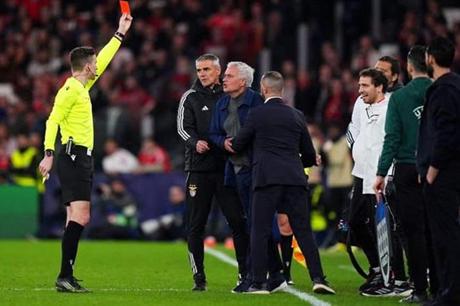 مورينيو يقرر طرد عدد من لاعبي بنفيكا 