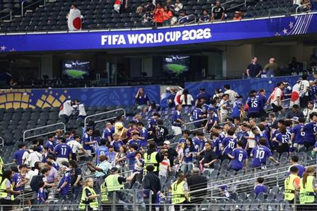مونديال 2026: مشجعو اليابان ينظفون المدرجات "هذه ثقافتنا" 