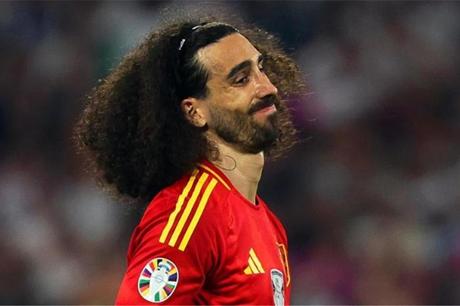 برشلونة يضع كوكوريلا هدفًا أول لتعزيز الجبهة اليسرى وسط منافسة أوروبية 