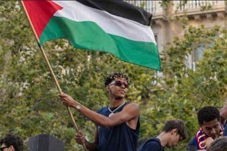 علم فلسطين يزين الشوارع الإسبانية في احتفالات المونديال 