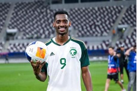الأهلي يخطف صفقة محلية كبرى من الاتحاد .. "نجم الهلال السابق" 