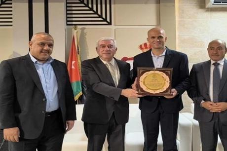 بلدية الرمثا تُكرم الحكم الدولي أدهم المخادمة وقدامى نجوم النادي 