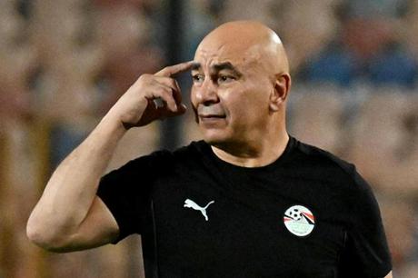 حسام حسن يهدي تأهل مصر التاريخي في كأس العالم للشعبين المصري والفلسطيني 