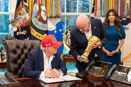 رويترز: ترامب اتصل بإنفانتينو لمراجعة طرد اللاعب الأمريكي بالوغون 