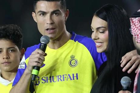 بعد 10 سنوات.. كريستيانو رونالدو يعلن زواجه من جورجينا في حفل عائلي 