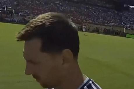 هل حاول حكم نهائي كأس العالم مساعدة الأرجنتين أمام إسبانيا؟ 