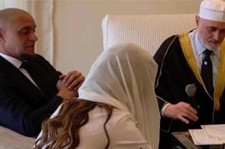 بعد زواجه من مغربية.. ما حقيقة اعتناق روبرتو كارلوس الإسلام؟ 