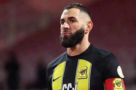 بداية التمرد.. بنزيما يوافق على العودة إلى الاتحاد السعودي 