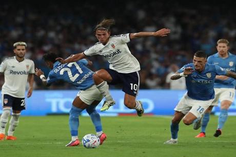 كومو يعود منتصرا من معقل نابولي للمرة الأولى في الدوري الإيطالي 