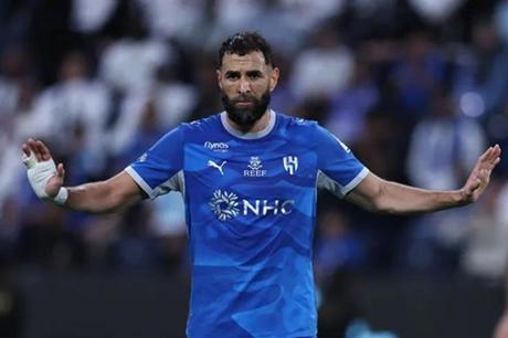 الهلال السعودي يكشف هوية "المتكفل" بمخالصة بنزيما 