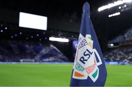 بدون مقابل.. بطل العالم السابق ينضم إلى الدوري السعودي 