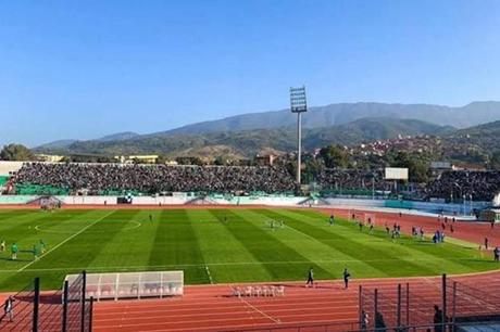 رابطة دوري المحترفين تعاقب اتحاد الجزائر 