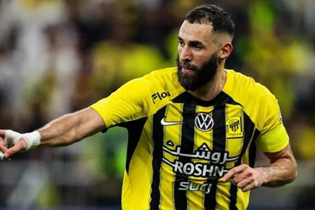 الاتحاد السعودي ينقض على نجم أستون فيلا 