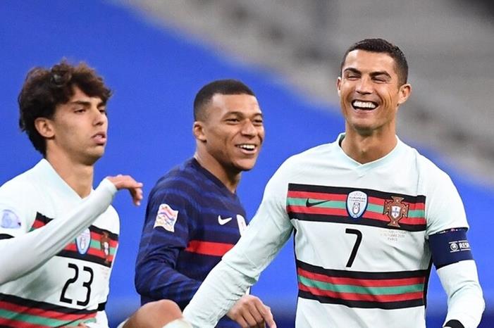 شاهد .. رونالدو يتفاعل مع طفل قلد حركته الشهيرة 5f873dfc4236045df45968a2