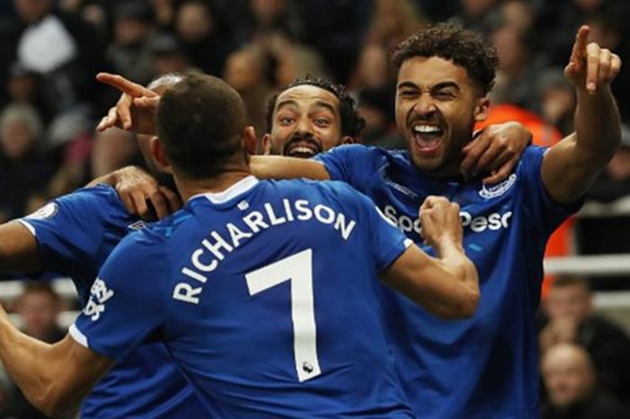 الهلال يستهدف ثنائي إيفرتون 5AD8955029505