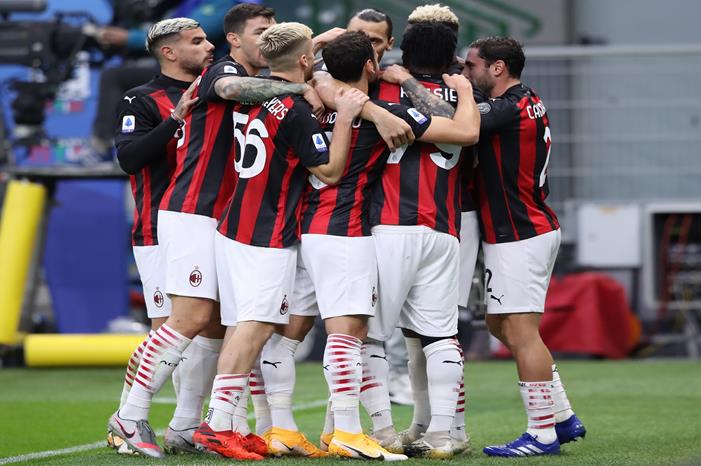 ميلان يضرب موعداً مع عملاق أسكتلندا GettyImages-1280865125