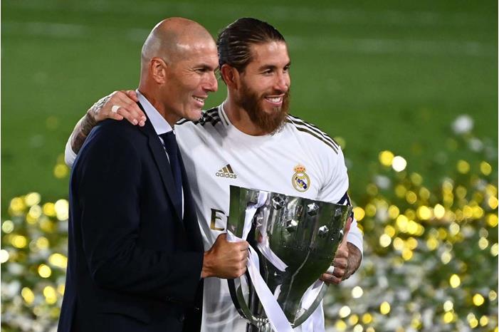 zinedine-zidane-sergio-ramos-real-madrid-title-trophy-2019-20_101g9nilbd9kt19vl22trg2ejl