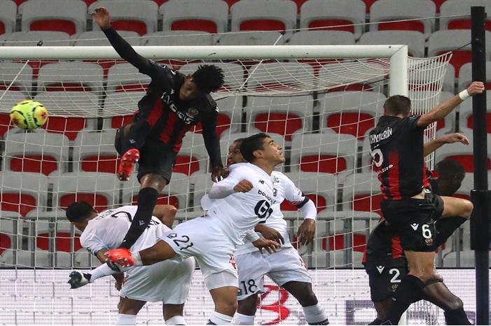 نيس يحرم ليل من صدارة الدوري الفرنسي image