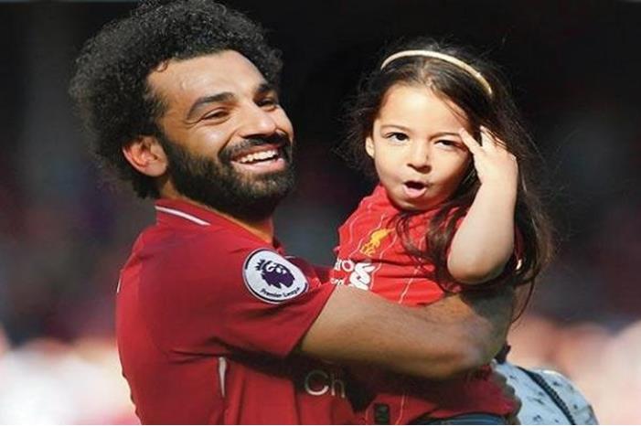 محمد صلاح يداعب ابنته مكة في أحدث ظهور لهما 98-102459-salah-maakaaka_700x400