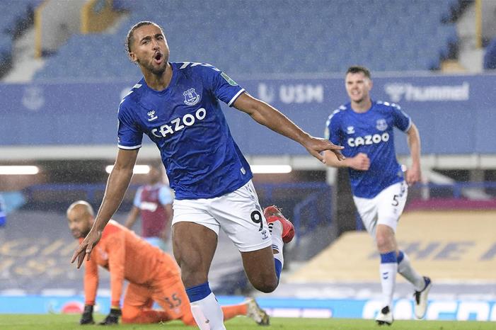 إيفرتون يواصل كتابة التاريخ EjajT3sXcAQ6alu