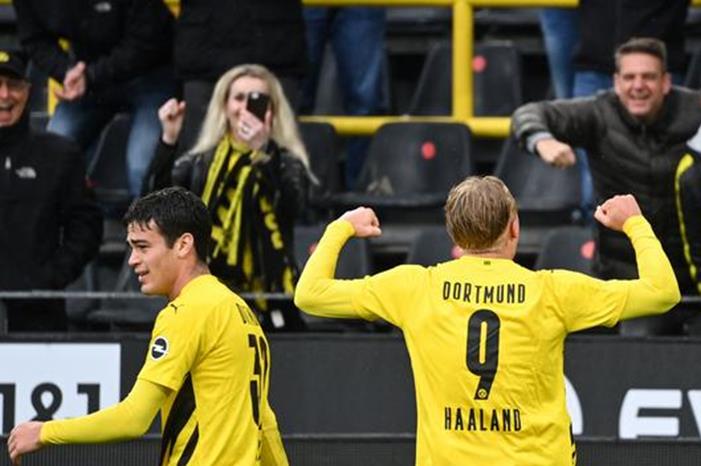 فرانكفورت في الصدارة وانتفاضة جديدة لدورتموند 55146826_303